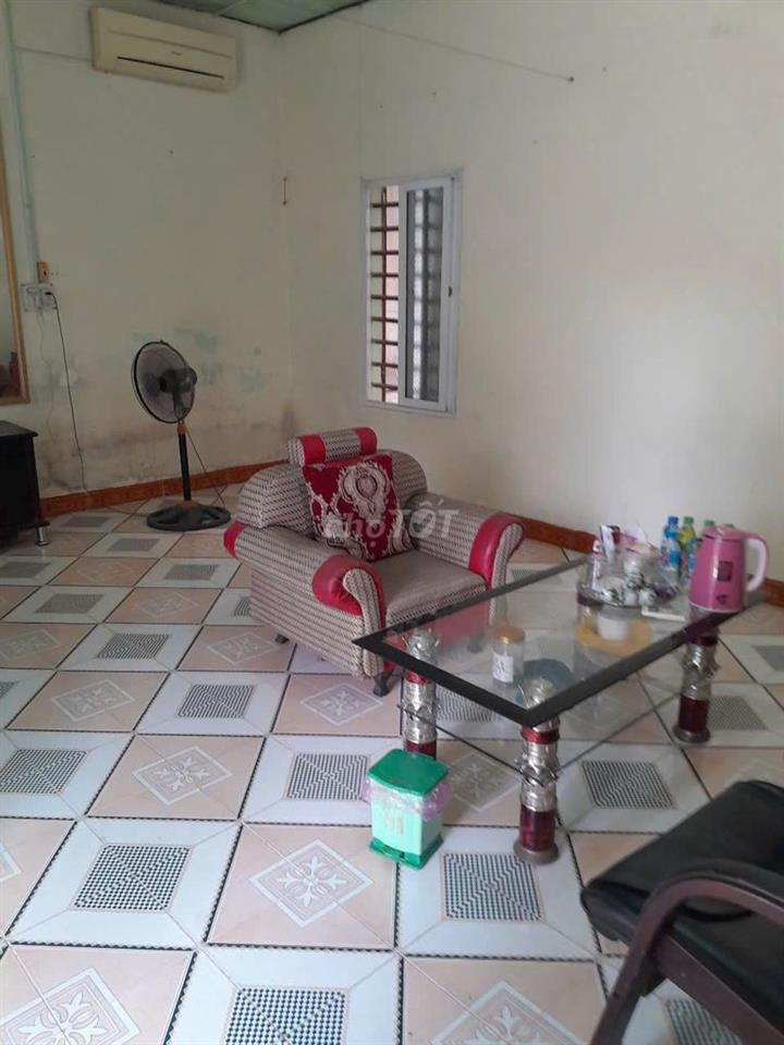 Nhà cấp 4 có sân vườn, kho chứa