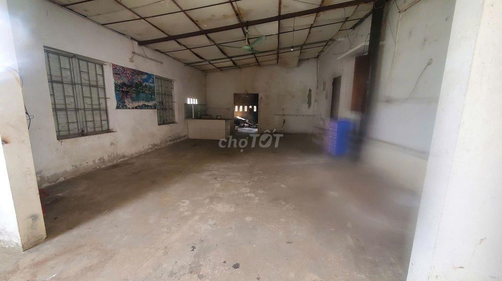 Nhà cấp 4 có sân vườn, kho chứa