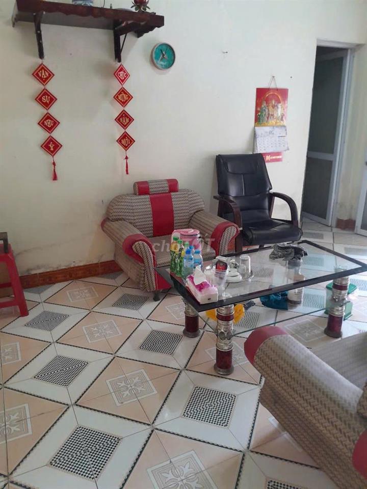 Nhà cấp 4 có sân vườn, kho chứa