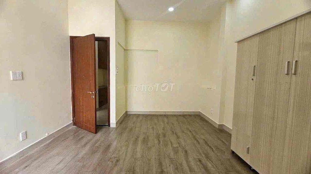 Nhà Nguyễn Đình Chiểu ngang lớn