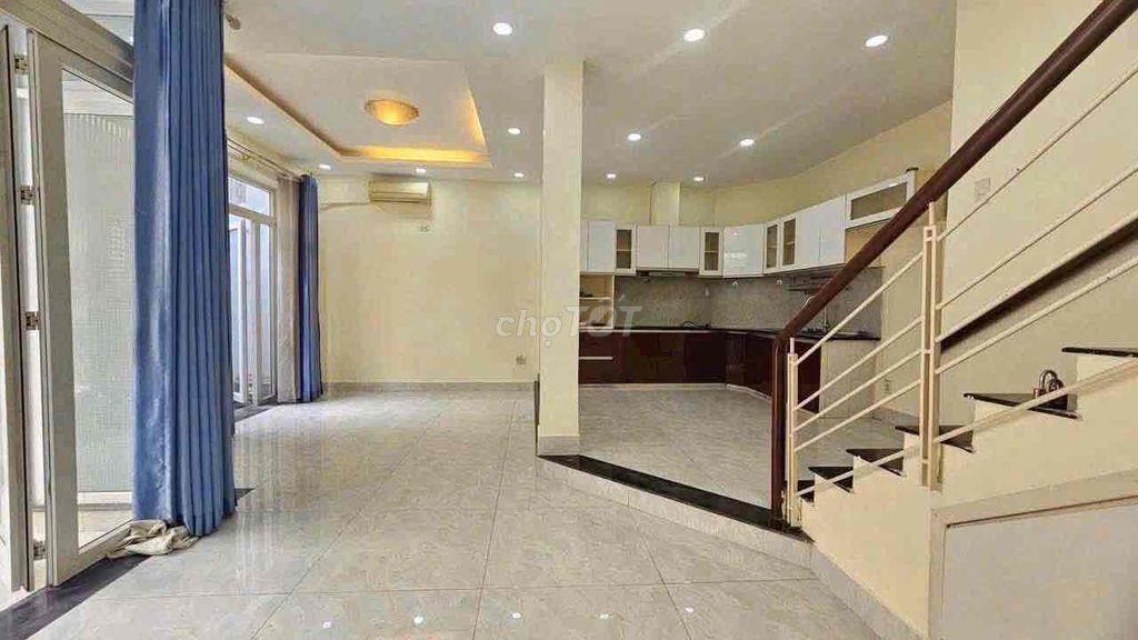 Nhà Nguyễn Đình Chiểu ngang lớn