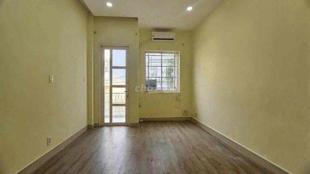 Nhà Nguyễn Đình Chiểu ngang lớn