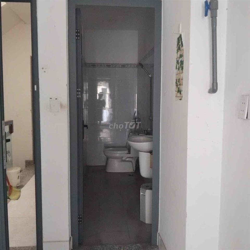 Phòng máy lạnh có ban công lầu 2 khu dân cư An Sương quận 12