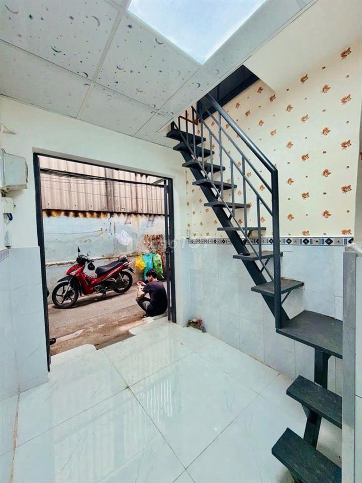 Nhà mới - ô tô đậu trước ngõ- 2 tầng- Nguyễn Tất Thành Quận 4