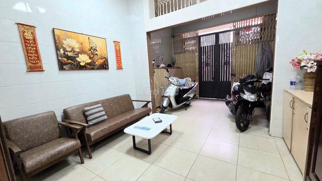 Nhà sát MT Hậu Giang có nội thất, hẻm xe hơi tiện làm VP, SPA, ở GĐ