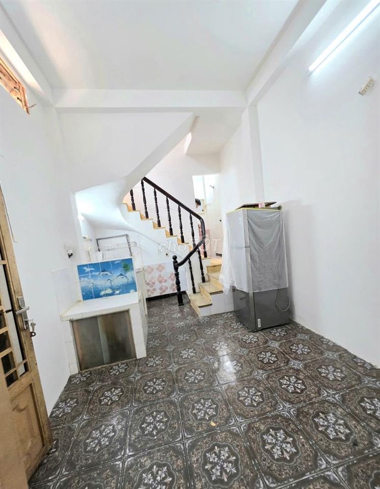 Nhà nguyên căn đường CMT8, 2PN 11tr
