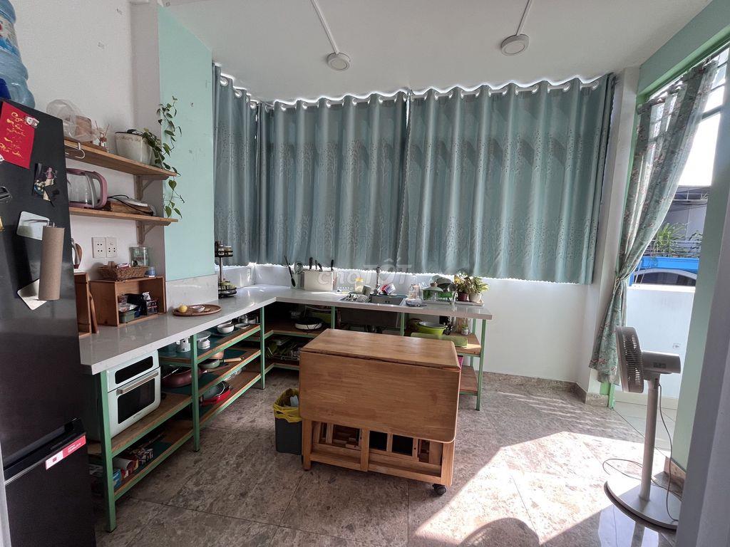 căn hộ 1 phòng ngủ full bếp, bồn tắm, smart tivi gần chợ, etown