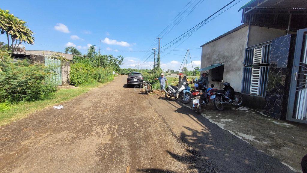 Cần bán gấp lô đất 400m2 gần quốc lộ, trụ sở hành chính