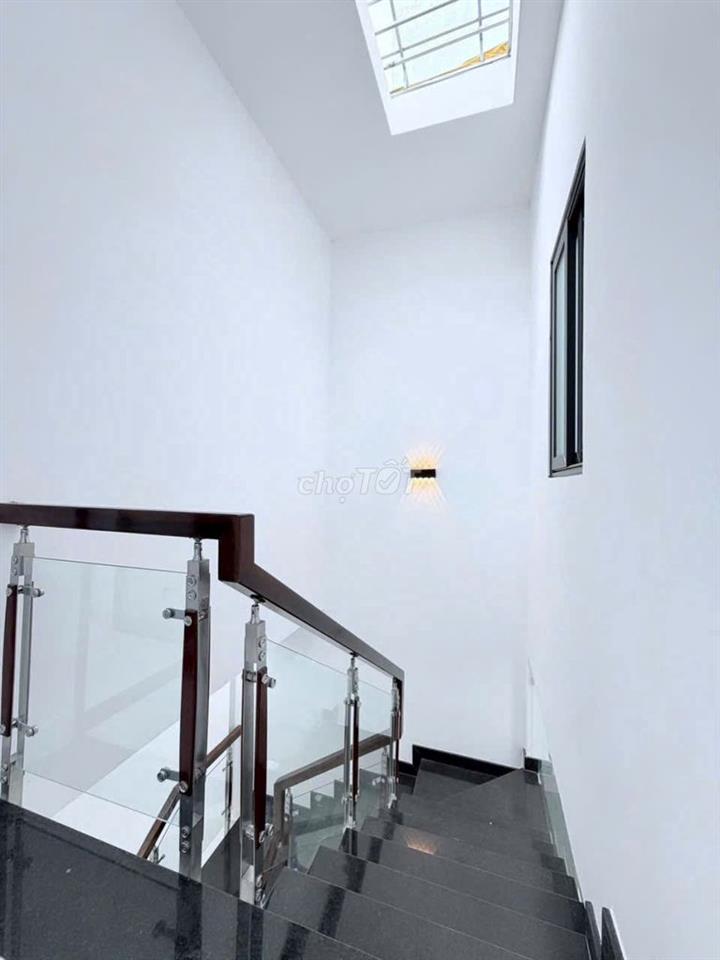 Nhà mới xây hoàn công đầy đủ, dt 52,4m2,