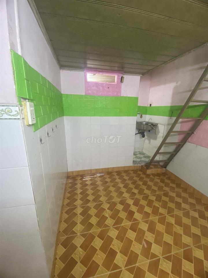 Phòng trọ có gác suốt ngay chợ Phú Lâm