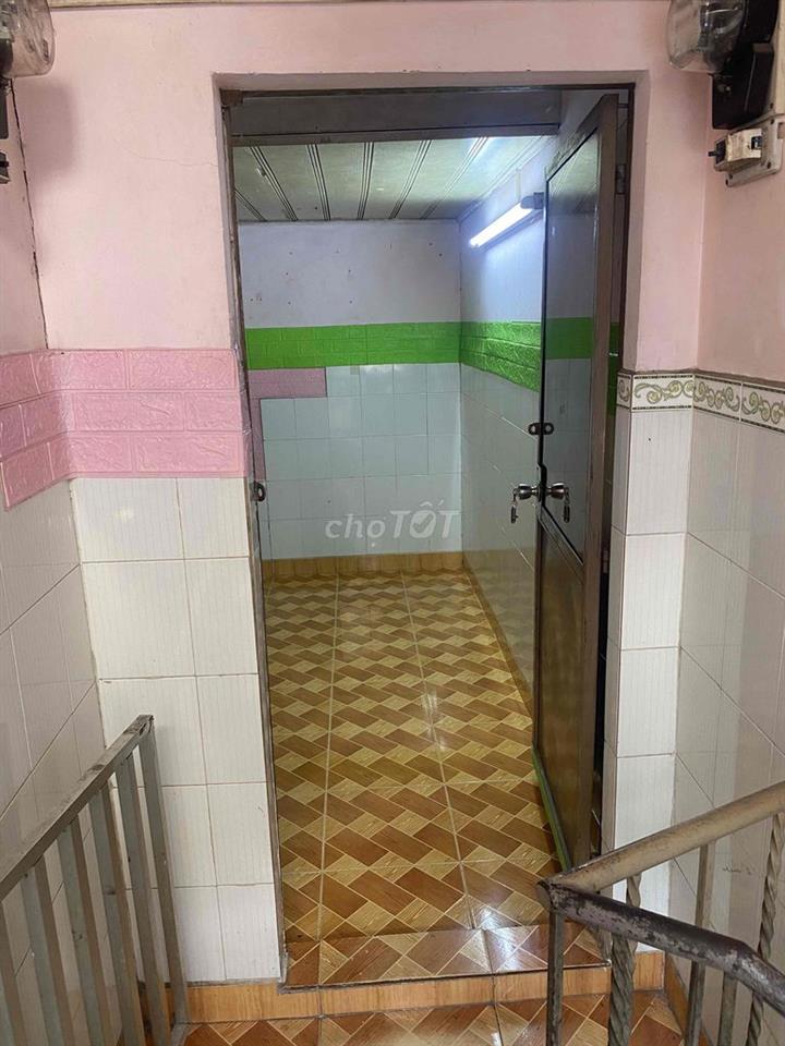 Phòng trọ có gác suốt ngay chợ Phú Lâm