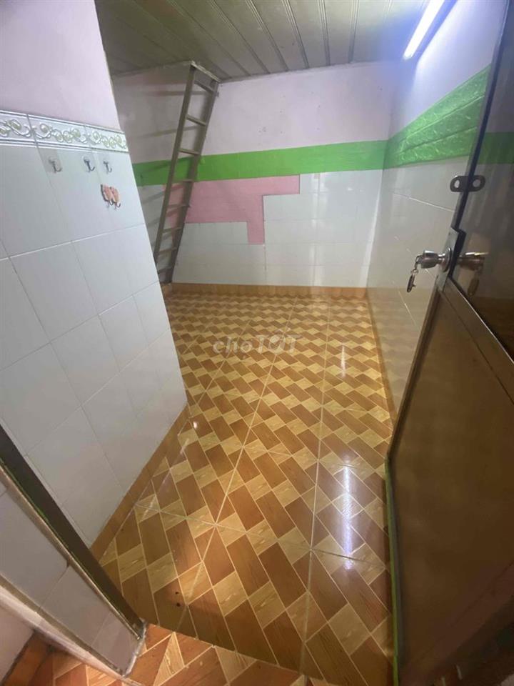 Phòng trọ có gác suốt ngay chợ Phú Lâm