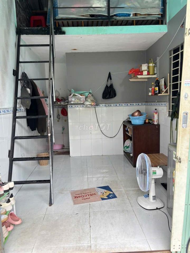 cuối tháng 8. trống Phòng 1 . phòng đầu.