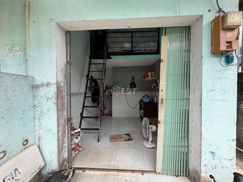 cuối tháng 8. trống Phòng 1 . phòng đầu.