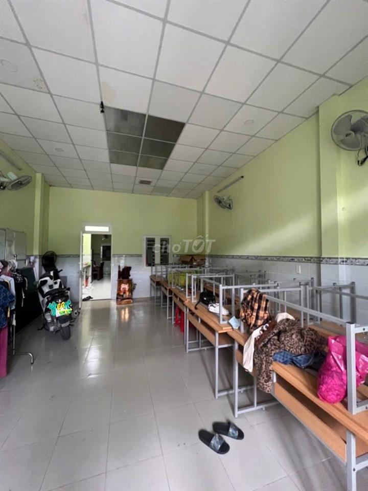 nhà cấp 4. đầy đủ nội thất. đường rộng. làm kho. hoặc kinh doanh