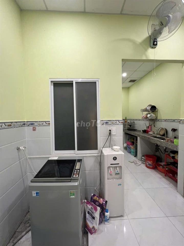 nhà cấp 4. đầy đủ nội thất. đường rộng. làm kho. hoặc kinh doanh