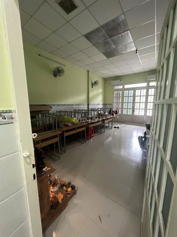 nhà cấp 4. đầy đủ nội thất. đường rộng. làm kho. hoặc kinh doanh