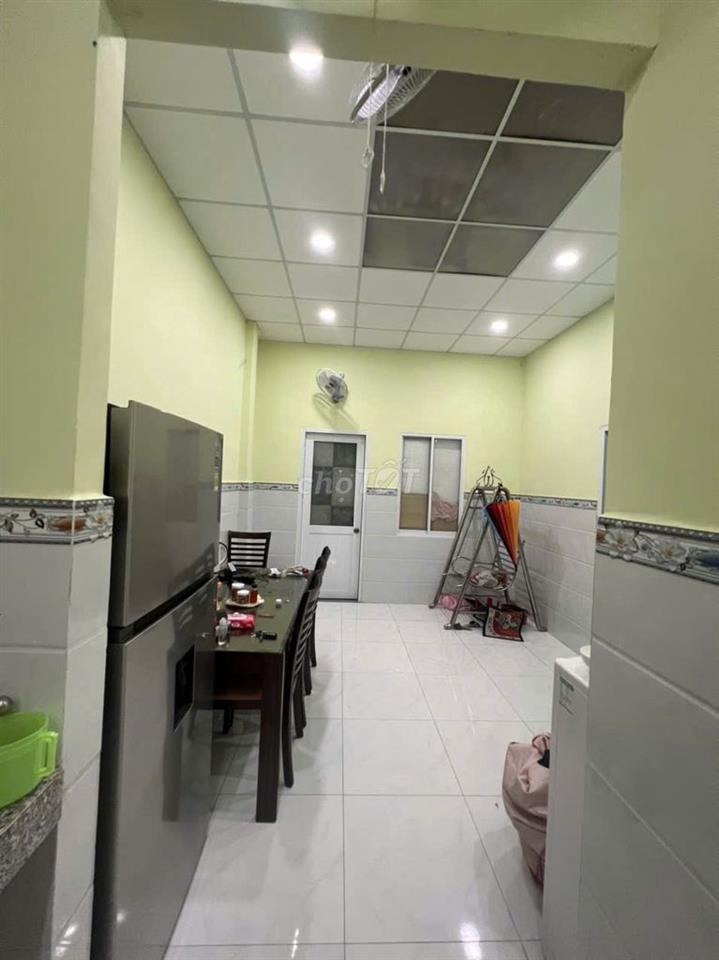 nhà cấp 4. đầy đủ nội thất. đường rộng. làm kho. hoặc kinh doanh