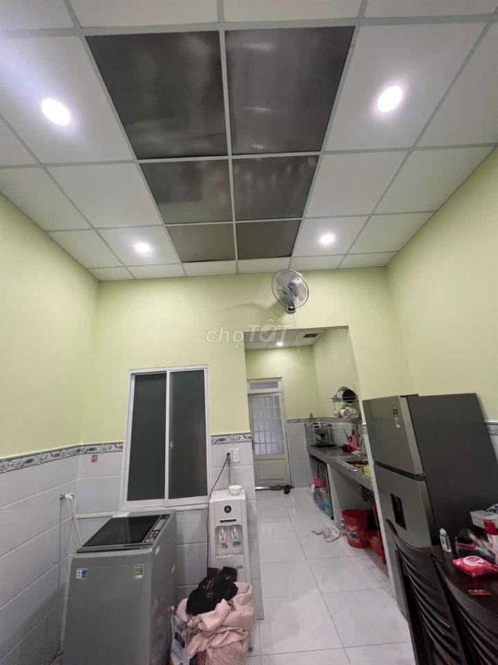 nhà cấp 4. đầy đủ nội thất. đường rộng. làm kho. hoặc kinh doanh