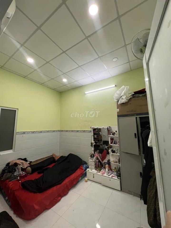 nhà cấp 4. đầy đủ nội thất. đường rộng. làm kho. hoặc kinh doanh