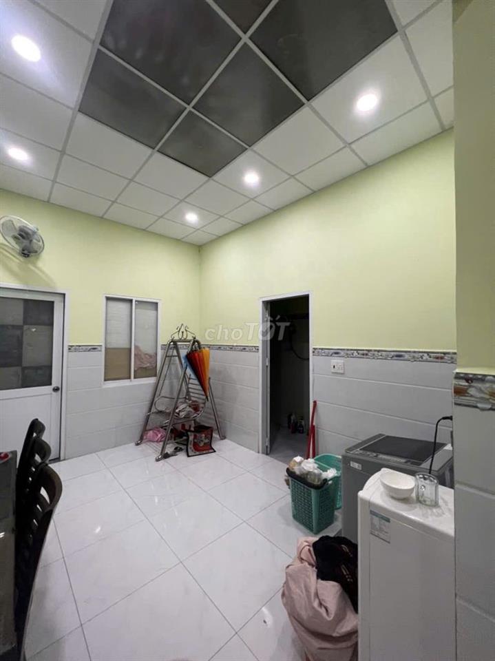 nhà cấp 4. đầy đủ nội thất. đường rộng. làm kho. hoặc kinh doanh