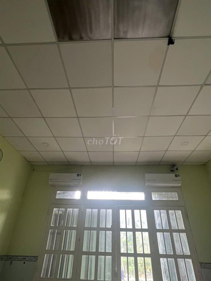 nhà cấp 4. đầy đủ nội thất. đường rộng. làm kho. hoặc kinh doanh