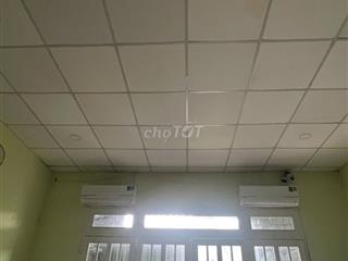 nhà cấp 4. đầy đủ nội thất. đường rộng. làm kho. hoặc kinh doanh