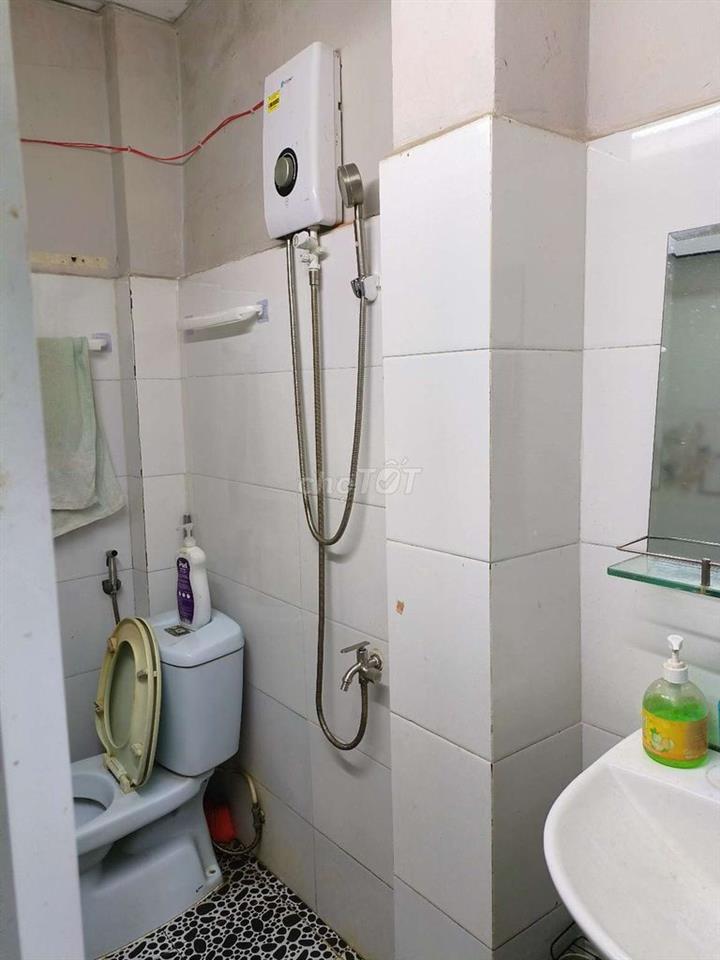 Cho 1 nam thuê miễn phí nguyên gác 20m vuông. 