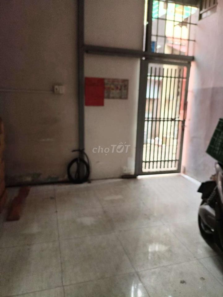 Cho 1 nam thuê miễn phí nguyên gác 20m vuông. 