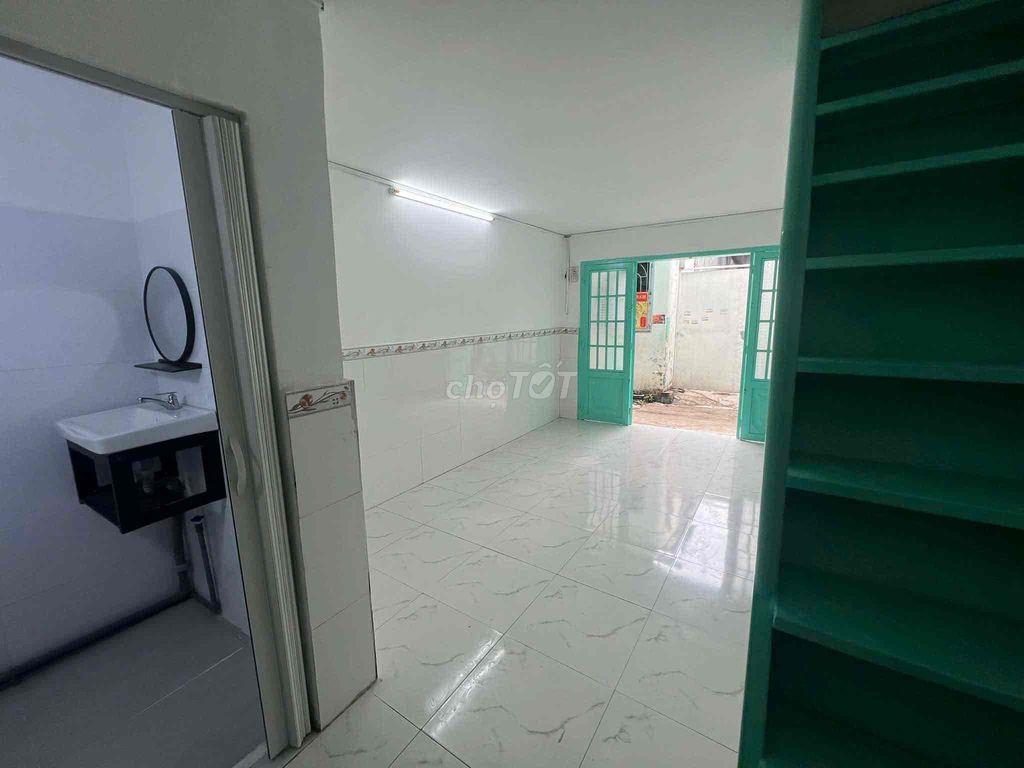 Tôi cần bán nhà vừa sửa lại sạch đẹp, toilet, tôn Hoa Sen chính hãng