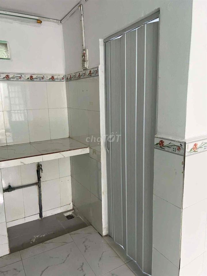 Tôi cần bán nhà vừa sửa lại sạch đẹp, toilet, tôn Hoa Sen chính hãng