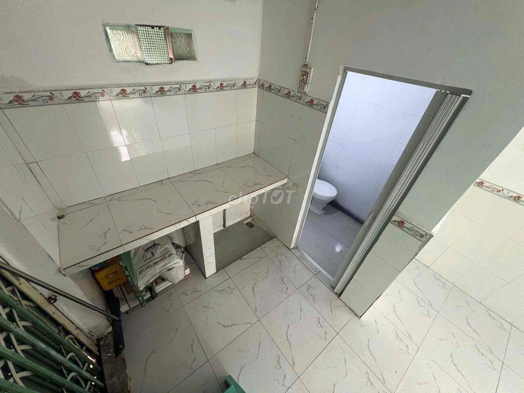 Tôi cần bán nhà vừa sửa lại sạch đẹp, toilet, tôn Hoa Sen chính hãng