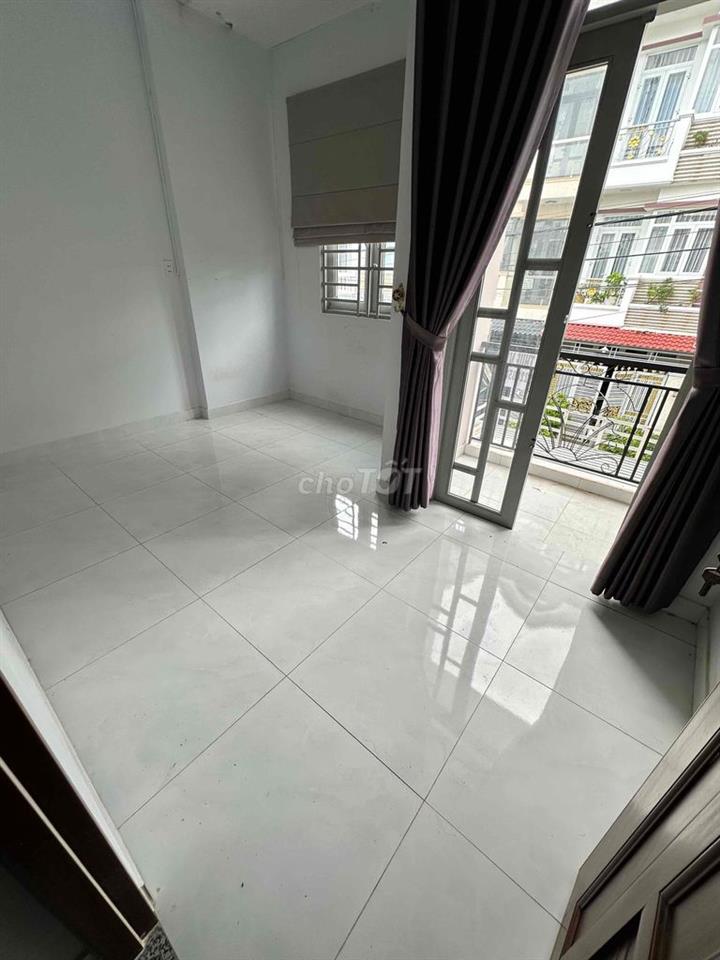 cho thuê nhà nguyên căn nhà đẹp đã lắp màn rèm cửa