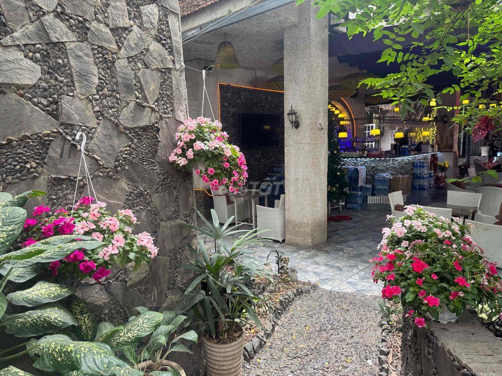 Bận việc sang gấp cafe sân vườn sang trọng