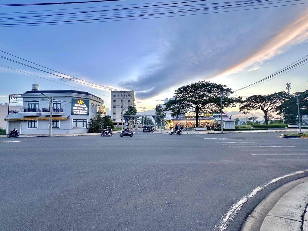 bán gấp lô góc 2 MT Cát Tường Phú Hưng 10x18