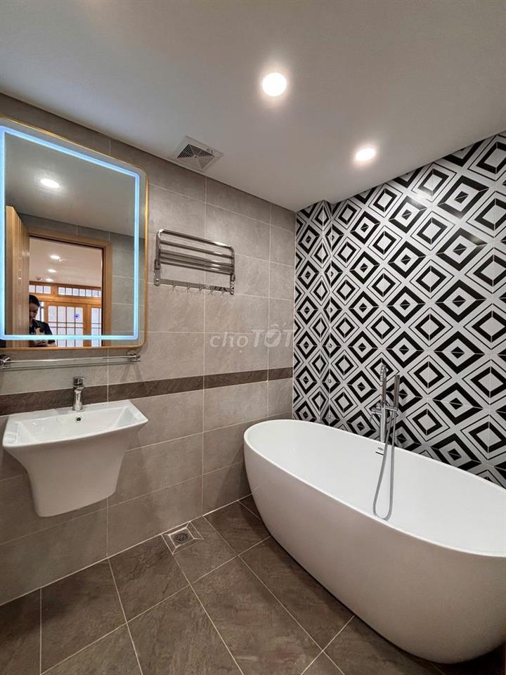 HOT!! 2N2WC Lạc Long Quân, full đồ cao cấp, gần Hồ Tây, ô tô đỗ cửa