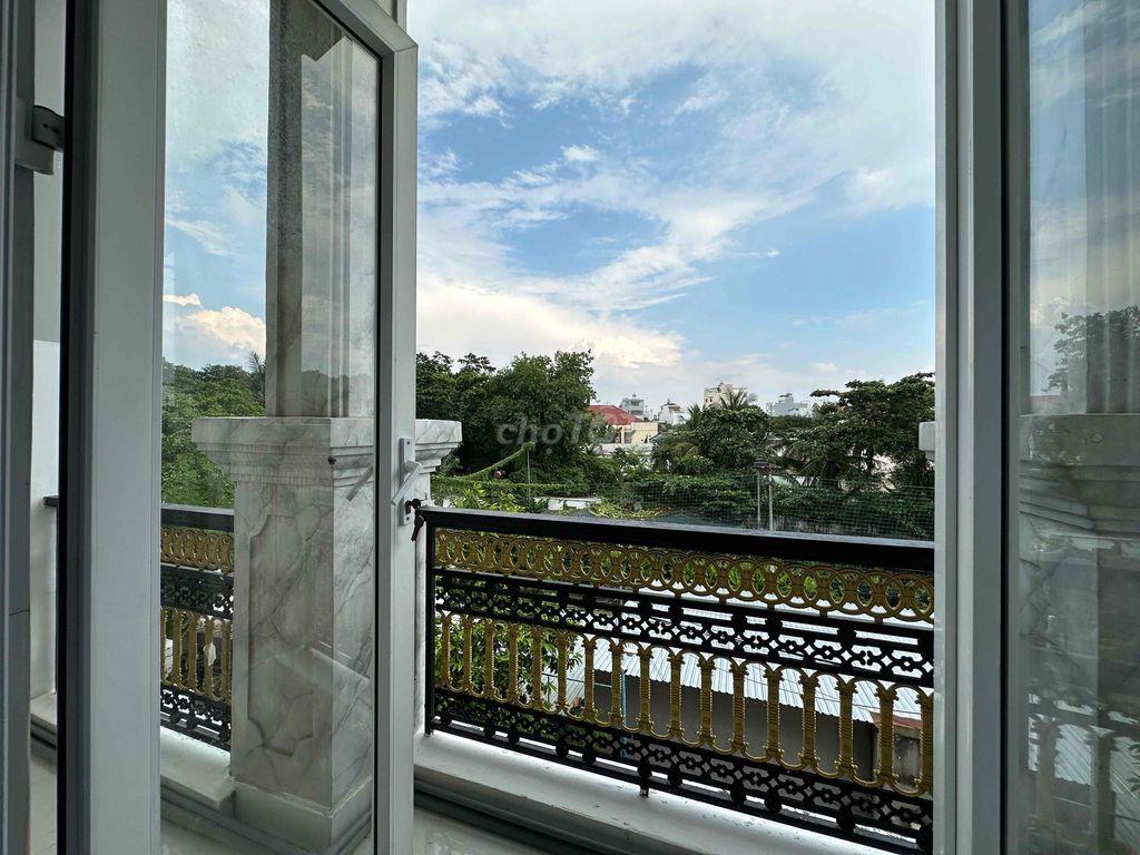 PHÒNG BAN CÔNG FULL NỘI THẤT – RỘNG 30M²