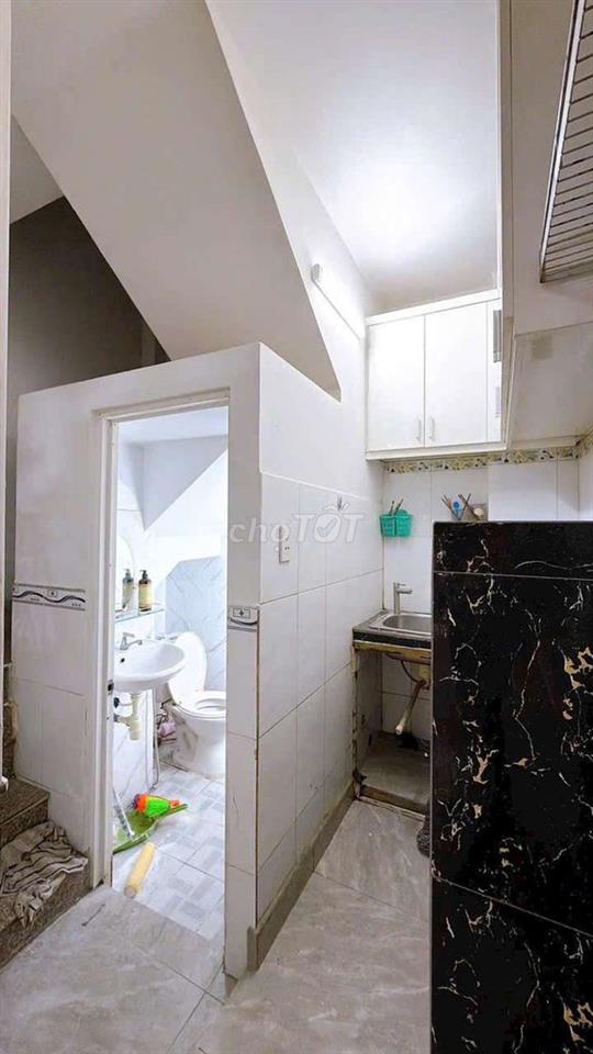 cho thuê nguyên căn 4 tầng hẻm xe hơi cách mặt tiền 1 căn 