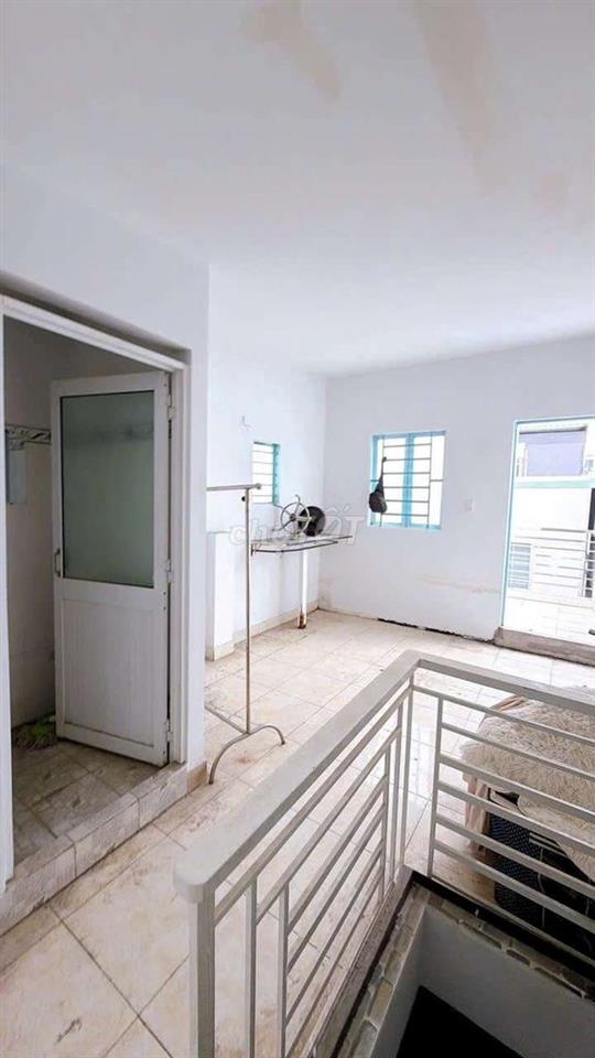 cho thuê nguyên căn 4 tầng hẻm xe hơi cách mặt tiền 1 căn 