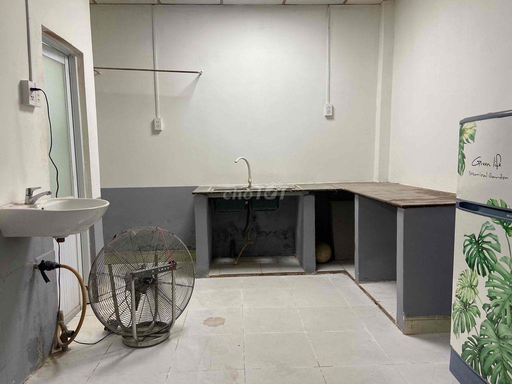 Cho thuê phòng lớn 33m² – Hẻm xe hơi, có sân để xe