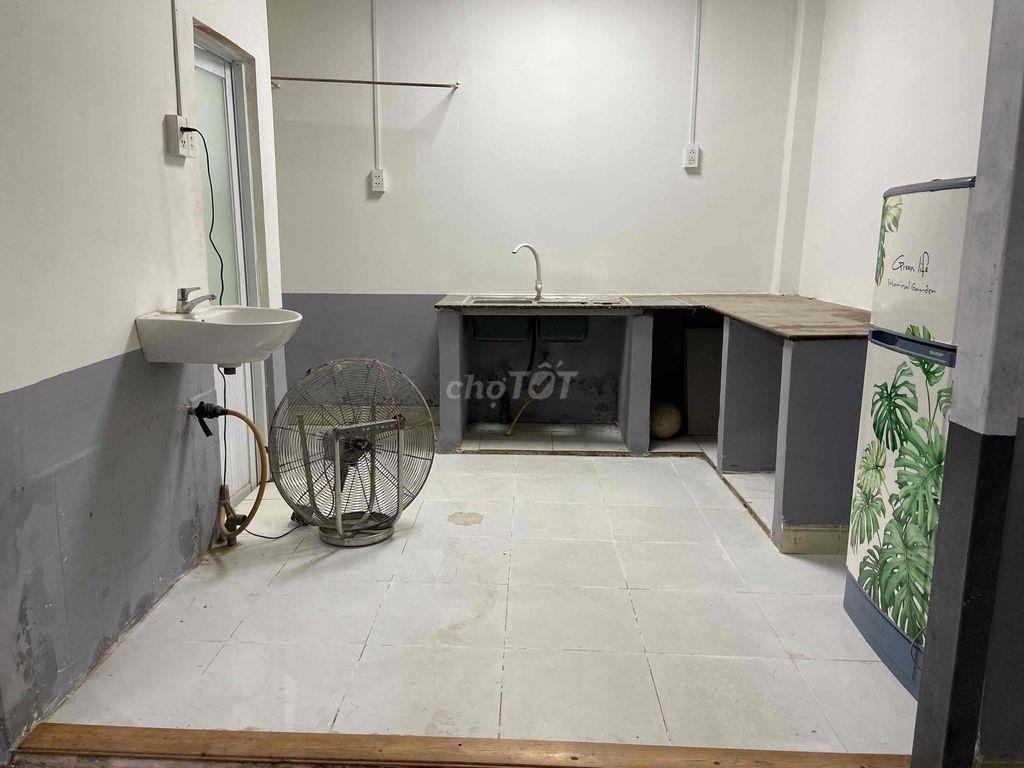 Cho thuê phòng lớn 33m² – Hẻm xe hơi, có sân để xe