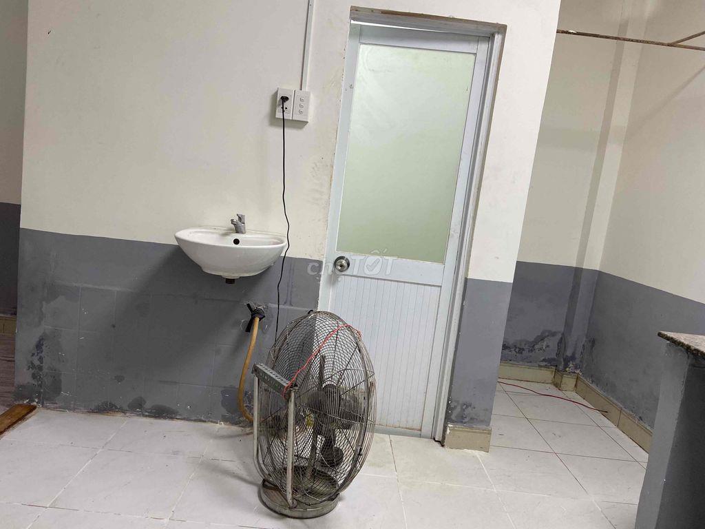 Cho thuê phòng lớn 33m² – Hẻm xe hơi, có sân để xe