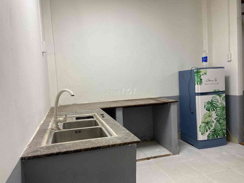 Cho thuê phòng lớn 33m² – Hẻm xe hơi, có sân để xe