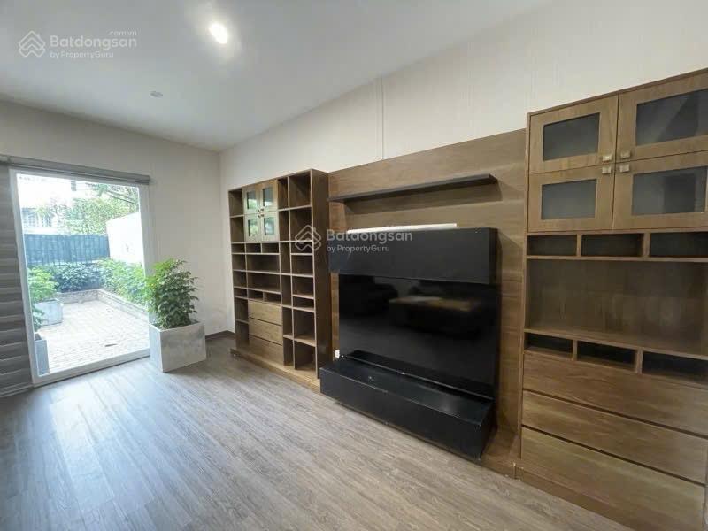 Cho thuê căn villa có chỗ để xe oto view hồ ngõ 35 đặng thai mai, quảng an, tây hồ