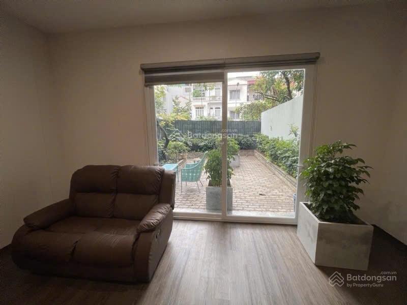 Cho thuê căn villa có chỗ để xe ô tô view hồ ngõ 35 đặng thai mai, quảng an, tây hồ
