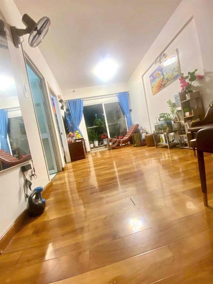 Chính chủ bán căn hộ có ban công thoáng mát quanh năm