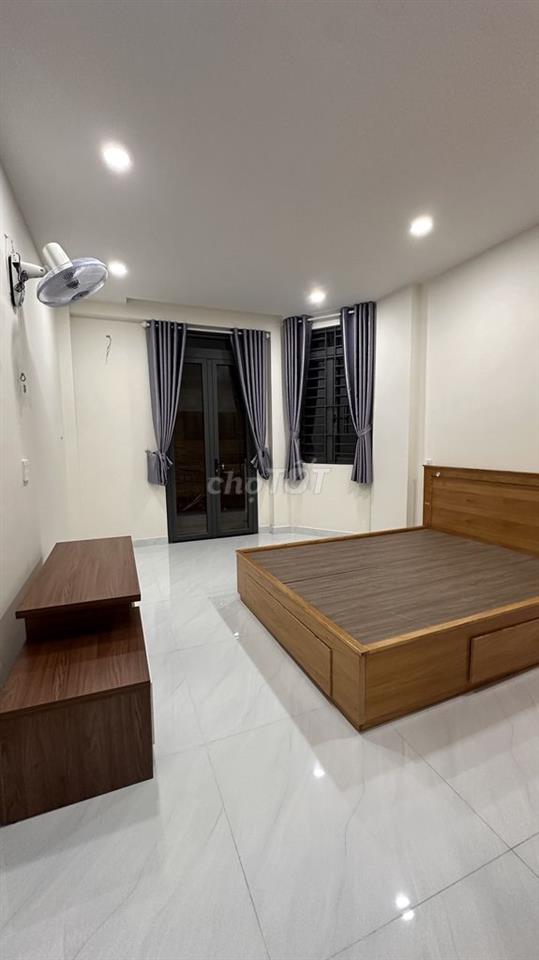 Chính chủ cho thuê phòng 40m2, ban công, tách bếp
