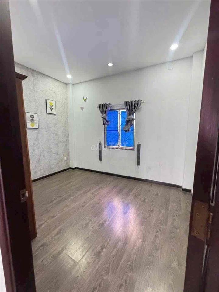 NHÀ THUÊ 4 PHÒNG NGỦ - HẺM TẢI