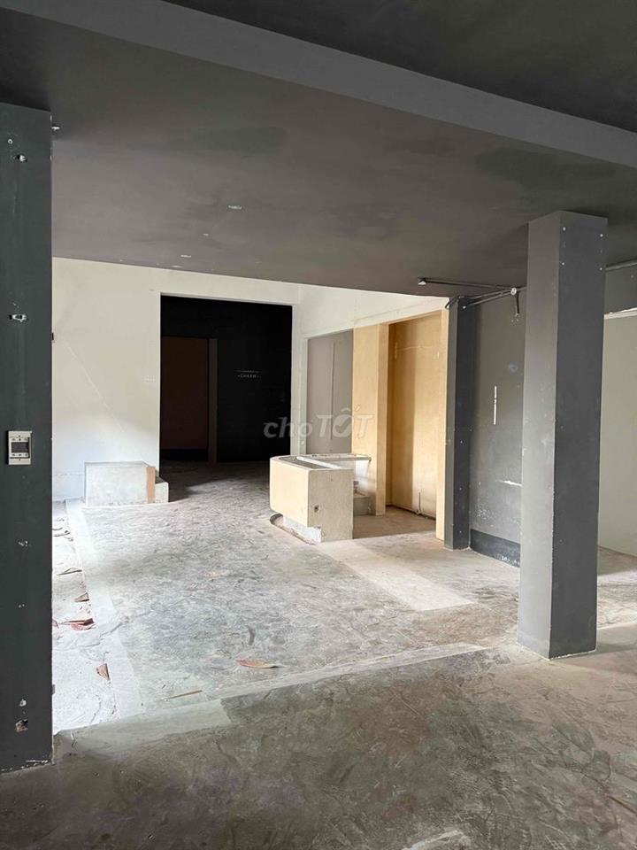 Cho thuê mặt bằng Tân Định Q1 – Ngang 20m – Bãi xe rộng – Traffic tốt