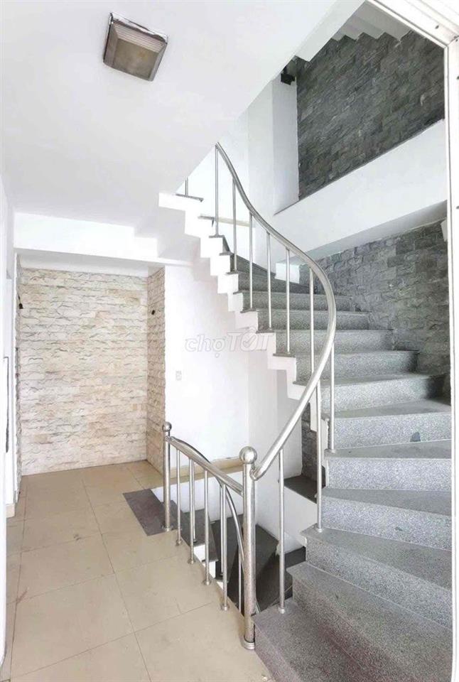 Cho thuê MBKD Nguyễn Văn Cừ 170m2 x 6 tầng